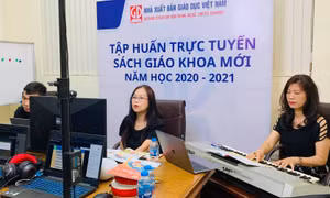 TS. Đỗ Thị Minh Chính (người ở giữa), Tổng chủ biên SGK Âm nhạc 1 thuộc bộ sách Kết nối tri thức với cuộc sống hướng dẫn giáo viên sử dụng SGK mới. Ảnh: PM
