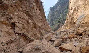 Dự án kè xử lý sạt lở đường Bích - Trụ thi công "ì ạch" ảnh hưởng cuộc sống người dân