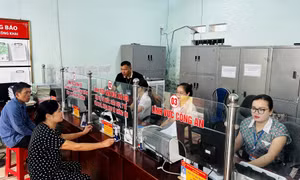 Người dân xã biên giới hưởng lợi nhờ chính quyền địa phương hai cấp