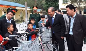 Phó Thủ tướng Thường trực Chính phủ Trương Hòa Bình thăm và tặng quà Tết tại Hà Giang