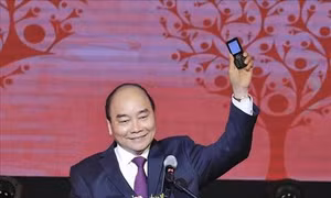 Thủ tướng Nguyễn Xuân Phúc nhắn tin ủng hộ người nghèo trong chương trình “Sức mạnh nhân đạo 2020”