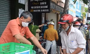 Dịch COVID-19: Những suất ăn gắn kết tình người