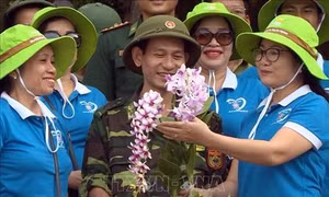 Gieo mầm hoa trên đảo đá Long Châu