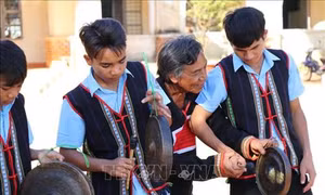 Những người “say nghề” chữa bệnh cho cồng chiêng