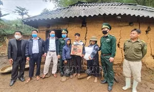 Bộ đội biên phòng Lào Cai tặng gạo cho đồng bào nghèo biên giới