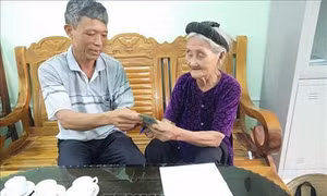 Cụ bà 83 tuổi xin thoát nghèo, lại ủng hộ 2 triệu đồng chống dịch COVID-19