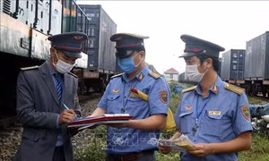 Dịch COVID-19: Bộ Giao thông Vận tải khuyến cáo phải đeo khẩu trang tại các cảng hàng không, bến tàu xe