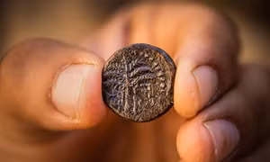 Israel phát hiện đồng tiền cổ bằng đồng 1.900 năm tuổi tại Jerusalem