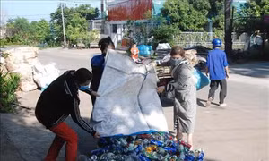 Vận động gây quỹ giúp phụ nữ nghèo từ rác thải phế liệu