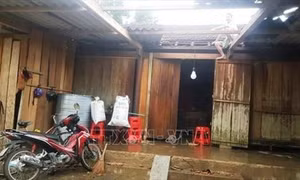 Lốc xoáy khiến nhiều nhà dân ở huyện Hương Khê bị tốc mái