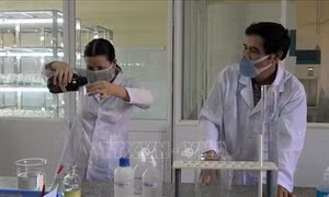 Dịch bệnh do chủng mới virus Corona: Pha chế nước rửa tay sát khuẩn đạt chuẩn tặng người dân