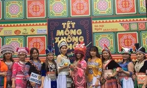 Tết Mông xuống phố