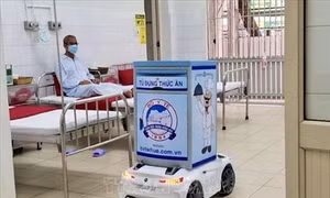 “Nhân viên y tế đặc biệt” phục vụ người cách ly trong mùa dịch COVID -19 ​