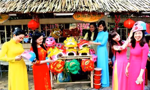 Nhiều hoạt động đậm đà bản sắc văn hóa dân tộc tại chương trình "Sắc Xuân miệt vườn"