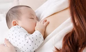 Nuôi con bằng sữa mẹ có thể giúp ngăn ngừa bệnh sốt rét ở trẻ sơ sinh​