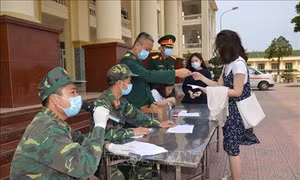 Dịch COVID-19: Gần 100 người hoàn thành cách ly tại Hà Nội được trở về nhà