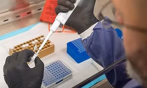 Các nhà khoa học Israel phát triển công nghệ biến nước máy thành nước sát khuẩn chống COVID-19