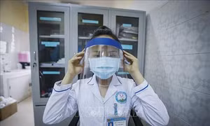 Nữ điều dưỡng sáng tạo mũ bảo hộ y tế ngăn giọt bắn, giúp đảm bảo an toàn và giảm chi phí