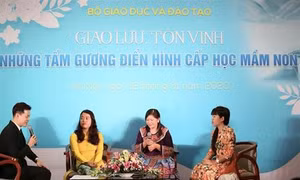 Cô giáo người Mông Giàng Thị Chá cõng con nhỏ, vượt núi đá đến với trẻ mầm non