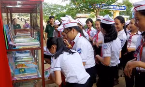 Hiệu quả mô hình Tủ sách thanh niên nâng bước em tới trường ở Quảng Ngãi
