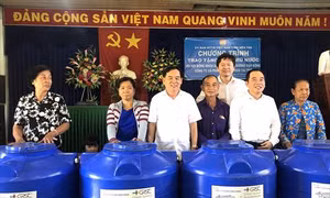 Tặng bồn trữ nước giúp người dân khó khăn vượt qua hạn mặn