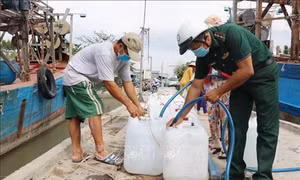 Bộ đội Biên phòng chung tay chia sẻ khó khăn với người dân vùng hạn mặn