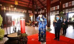 Lãnh đạo Thành phố Hồ Chí Minh dâng hương, dâng hoa Quốc Tổ Hùng Vương