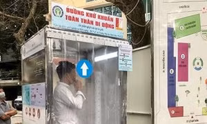 Dịch COVID-19: Buồng khử khuẩn toàn thân hỗ trợ ngăn ngừa dịch bệnh lây lan