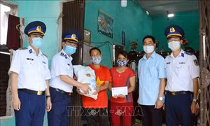 Bộ Tư lệnh Cảnh sát Biển tặng quà ngư dân có hoàn cảnh khó khăn do ảnh hưởng dịch COVID-19