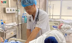 Cận Tết, gia tăng bệnh nhân nhập viện do ngộ độc rượu