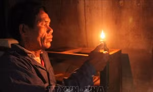 Người dân sóc Bù Tôm khát khao có điện lưới
