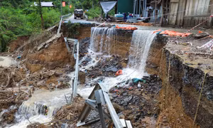 Quốc lộ 16 tạm thời bị chia cắt do sạt lở nghiêm trọng tại địa phận xã Bắc Lý