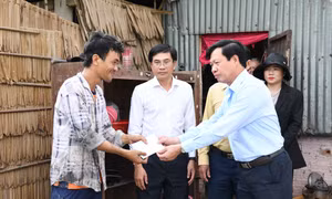 Cần Thơ hỗ trợ các hộ dân bị ảnh hưởng dông lốc ở xã Long Phú