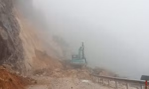 Lai Châu phân luồng giao thông tạm thời một số tuyến đường sạt lở
