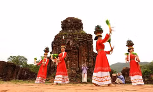 Khi vũ điệu Chăm làm 'sống' lại không gian tháp cổ