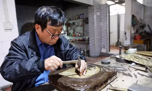 Gìn giữ tinh hoa làng nghề chạm bạc Đồng Xâm