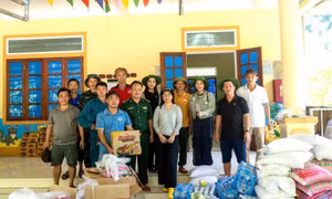 Đồng hành cùng người dân vùng lũ Nghệ An