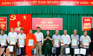 Biểu dương người có uy tín vùng đồng bào dân tộc khu vực biên giới biển
