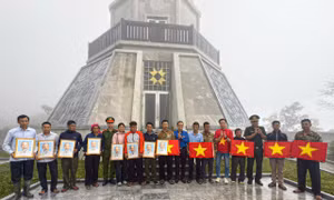 Hành trình 'Tôi yêu Tổ quốc tôi' và Lễ chào cờ tại cột cờ A Pa Chải
