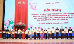 Biểu dương, khen thưởng nhiều tấm gương học và làm theo Bác
