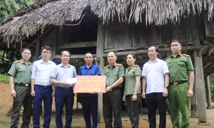 Công an nhân dân giúp người dân miền núi an cư