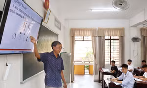 Thầy Danh Mến, giáo viên Trường Bổ túc Văn hóa Pali Trung cấp Nam Bộ, đứng lớp bồi dưỡng tiếng Khmer cho cán bộ, chiến sĩ Bộ đội Biên phòng TP. Cần Thơ, với sự hỗ trợ của màn hình LED hiện đại