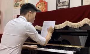 Nhạc sỹ Xuân Ngọc sáng tác ca khúc Về thăm Xứ Nghệ. Ảnh: TTXVN phát