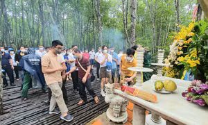 Các thành viên tham gia chương trình “Cần Giờ - Thiên nhiên tươi đẹp” dâng hương, dâng hoa tưởng niệm các anh hùng liệt sĩ tại Tượng đài chiến sĩ đặc công Rừng Sác - Khu Di tích lịch sử Chiến khu Rừng Sác Cần Giờ, huyện Cần Giờ, TP.HCM. Ảnh: Bích Vân