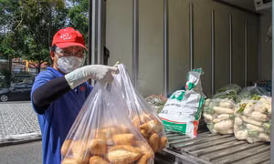 "Những phần quà này do các cá nhân, nhà hảo tâm hỗ trợ gửi cho tôi để phân phát lại cho bà con khó khăn, lực lượng tuyến đầu chống dịch. Thấy mọi người cùng chung tay như vậy nên dù có ngày chuyển mấy tấn hàng nhưng mình cũng không cho đó là vất vả. Chỉ m