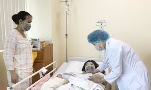 Các y bác sĩ Bệnh viện Đa khoa Thanh Vũ Medic Bạc Liêu thăm, khám hai mẹ con sản phụ N.T.H.T 