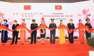 Bộ trưởng Quốc phòng Phan Văn Giang và Bộ trưởng Quốc phòng Trung Quốc Ngụy Phượng Hòa cắt băng khánh thành Nhà văn hóa xã Đồng Văn, huyện Bình Liêu, tỉnh Quảng Ninh. Ảnh: Trọng Đức - TTXVN