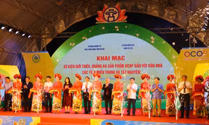 Lãnh đạo Hà Nội cắt băng khai mạc sự kiện giới thiệu, quảng bá sản phẩm OCOP gắn với văn hóa các tỉnh miền Trung và Tây Nguyên.
