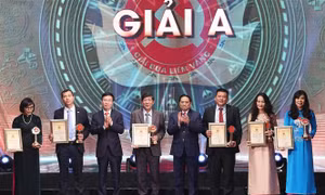 Thủ tướng Phạm Minh Chính và Thường trực Ban Bí thư Võ Văn Thưởng trao giải A cho các tác giả, nhóm tác giả. Ảnh: Dương Giang-TTXVN