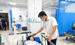 Lật xe đưa đón, nhiều học sinh bị thương ở Gia Lai